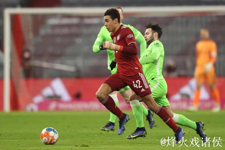 德甲-莱万穆勒破门屈桑斯世界波 拜仁4-0胜狼堡 德甲-莱万穆勒破门屈桑斯世界波 拜仁4-0胜狼堡